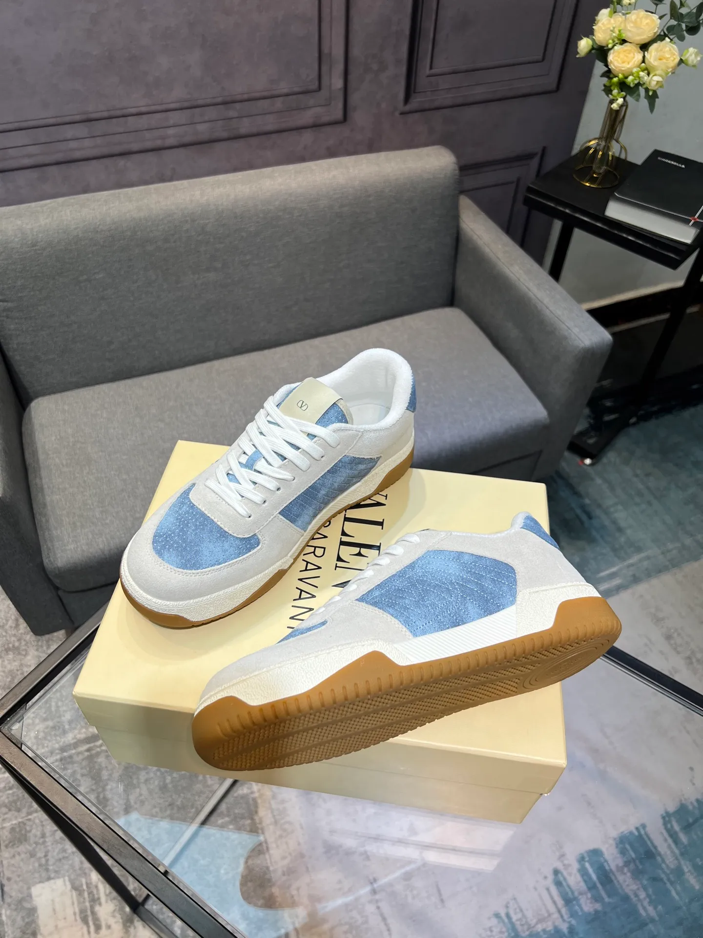 Men's shoes 💰720 VALENTINO Valentino 2025 popular casual sports shoes! 👍Fabric: Original custom punched + full-grain cowhide 👍Feet: cowhide + V-mark special injection insole (original 1:1) 👍Outsole: TPR+raw rubber combination wear-resistant outsole 👍Packaging: original beige full set of noble counter packaging 👍Code number: women's 35-41, men's 38-45 women's 40.41 men's 45.46 customized